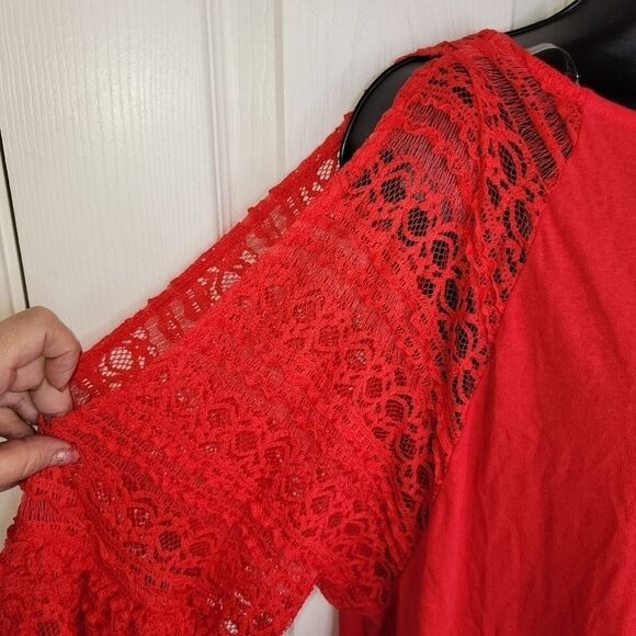 Umgee Red cold shoulder lace sleeve knot front top medium - Picture 3 of 7